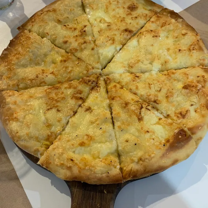 Imeruli khachapuri cut in slices